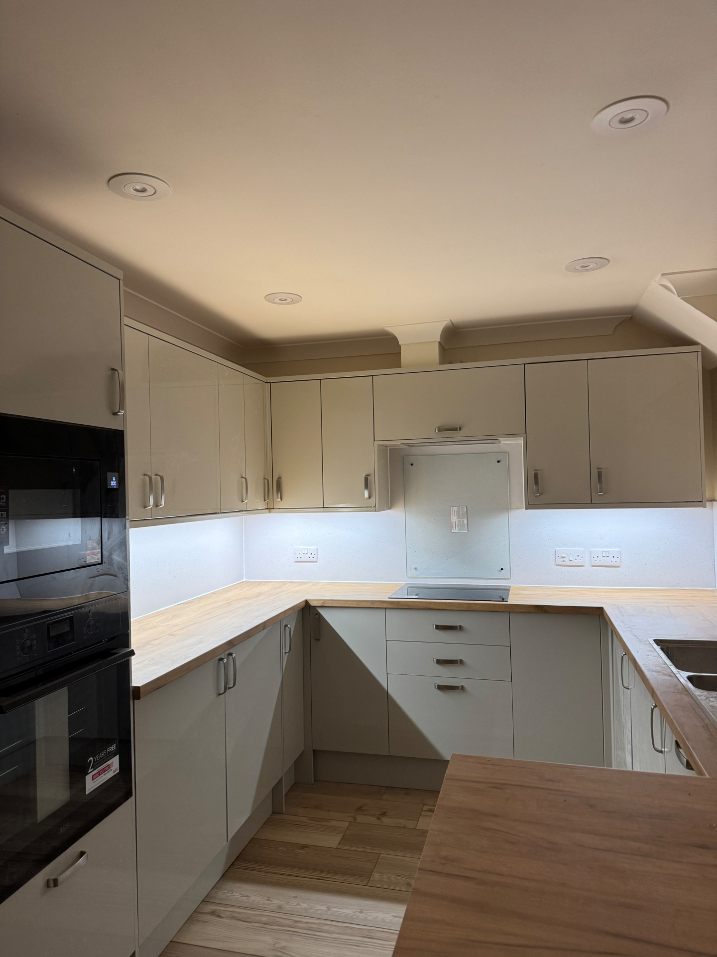 Daylight view of the Mumbles Reno kitchen with gloss cabinets and breakfast bar