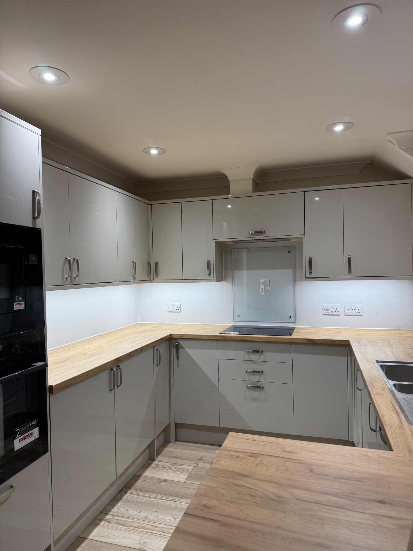 Front view of the Mumbles Reno kitchen showing the hob wall, cabinetry and timber worktops